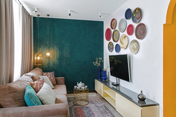 TV aan de muur met een decoratief paneel in de hal