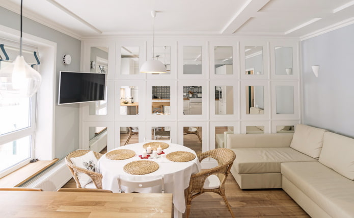 TV in de hoek van het woonkamerinterieur