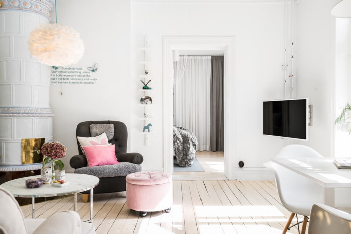 TV in de hoek van het woonkamerinterieur
