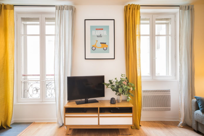 TV bij het raam in de woonkamer