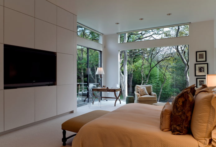 TV ingebouwd in een kast in het interieur van een slaapkamer