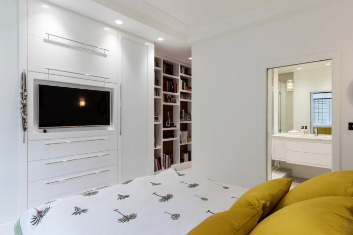 Ingebouwde tv in de kast in het interieur van de slaapkamer