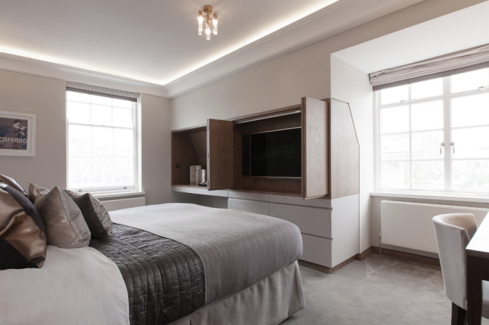 TV ingebouwd in een kast in het interieur van een slaapkamer