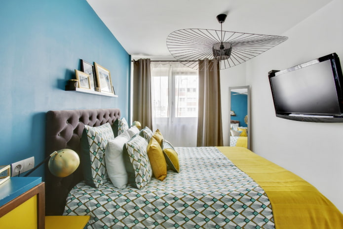 TV in het interieur van een kleine slaapkamer