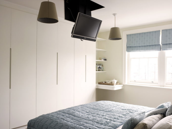 TV aan het plafond in de slaapkamers