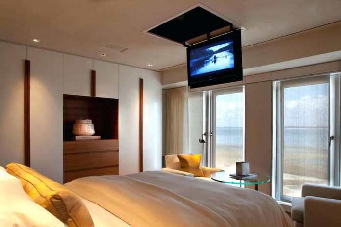 TV aan het plafond in het interieur van de slaapkamer