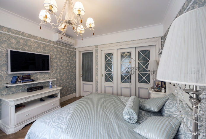 TV in het interieur van de slaapkamer in Proven?aalse stijl