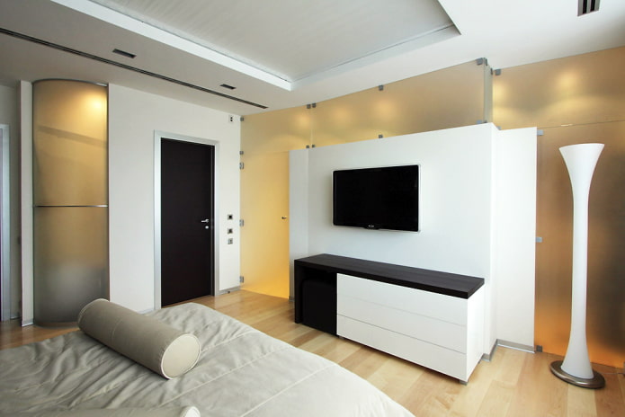 TV in het interieur van de slaapkamer in minimalistische stijl
