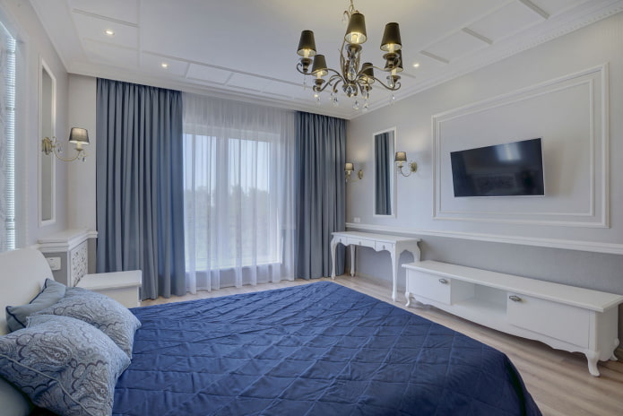 TV aan de muur met lijstwerken in de slaapkamer