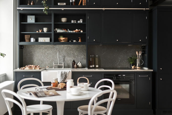 Donkere keuken met witte tafel