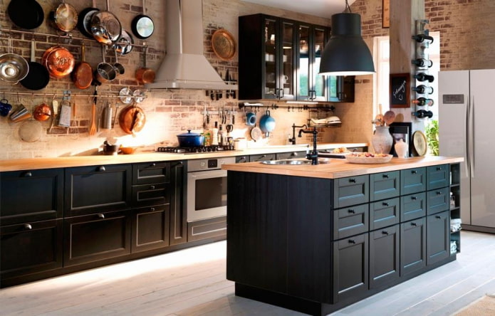 Donkere keuken met een houten aanrechtblad