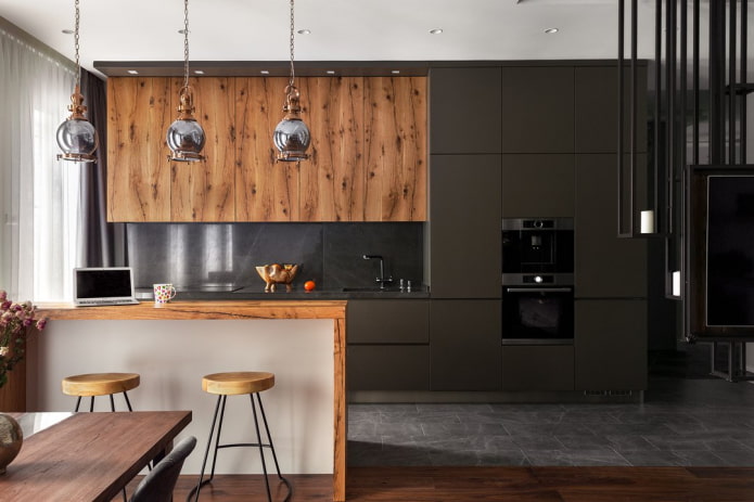 Donkere keuken met houten meubels