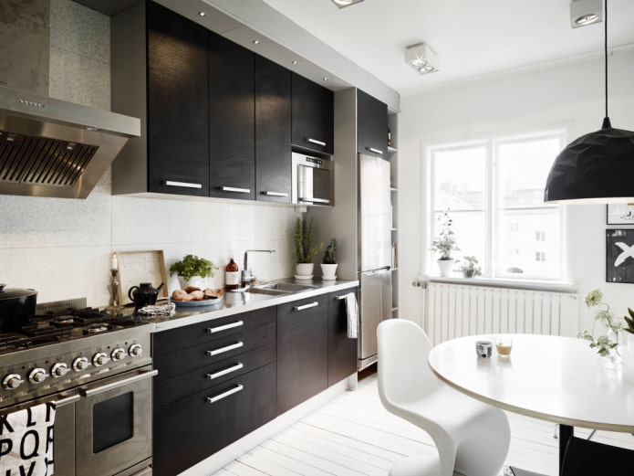 Donkere keuken in Scandinavische stijl