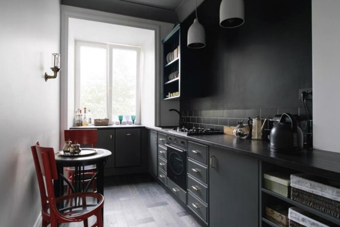 Kleine keuken in donkere tinten