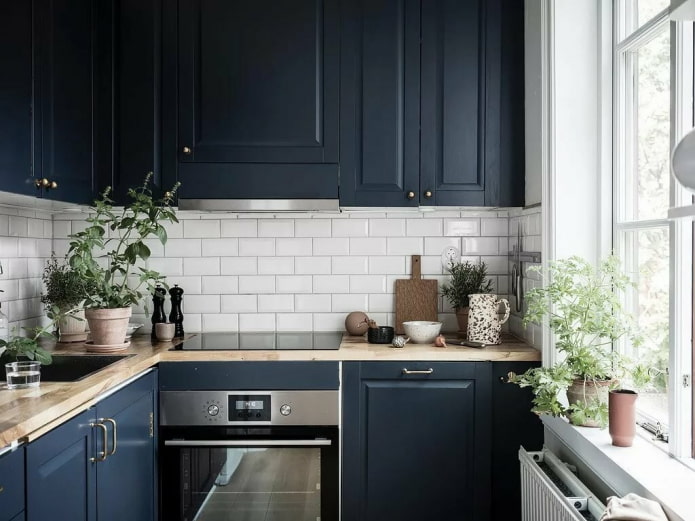 Kleine keuken met een wit schort
