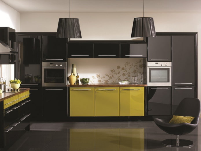 Zwart-gele keuken