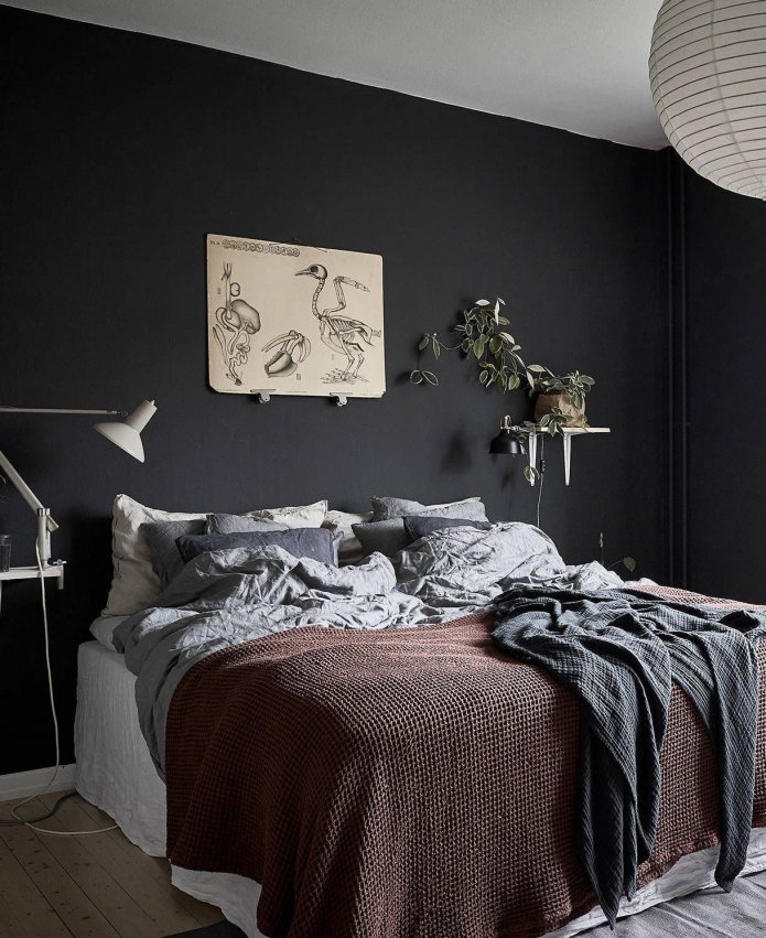 zwarte muren wit plafond