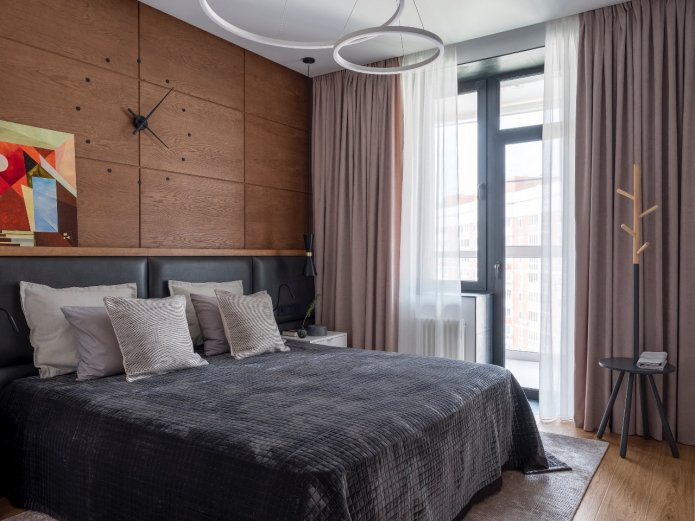 klok boven het bed