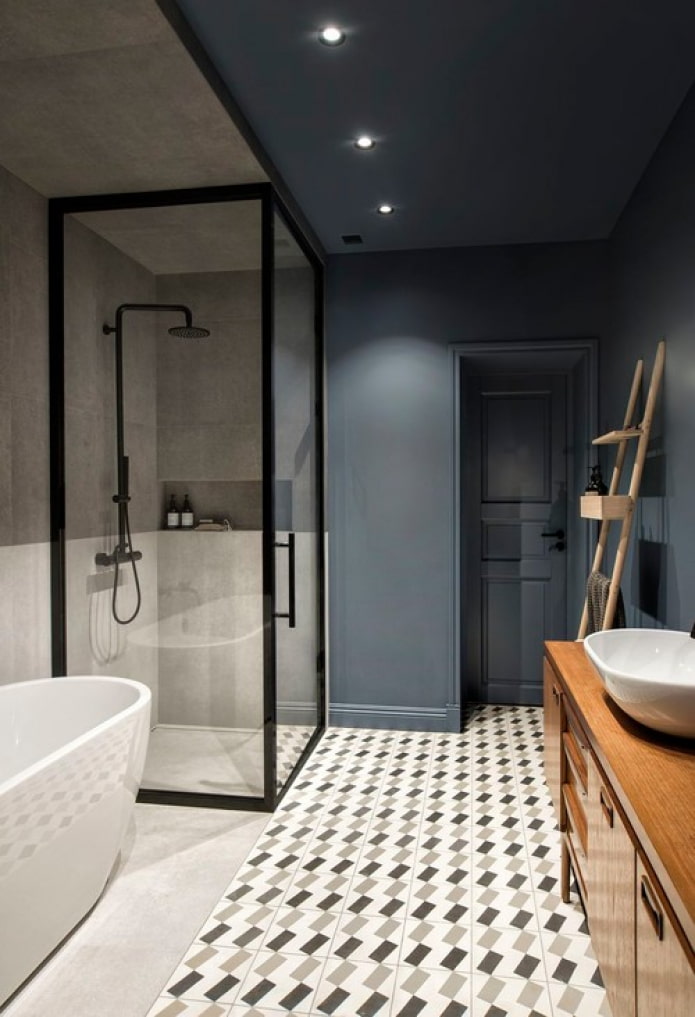 blauwe muur in de badkamer
