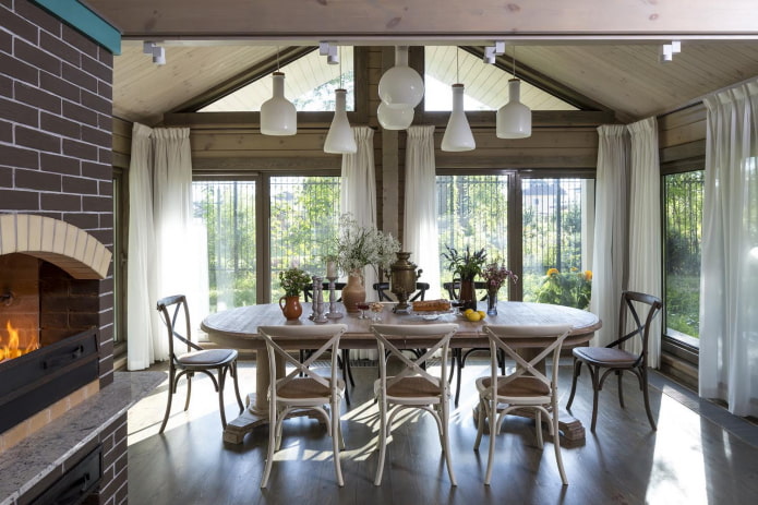 juiste plaatsing van de tafel en de kachel op de veranda