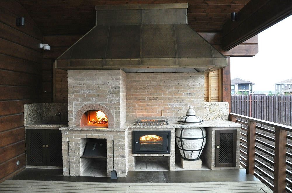 barbecue-complex met rookkast en tandoor