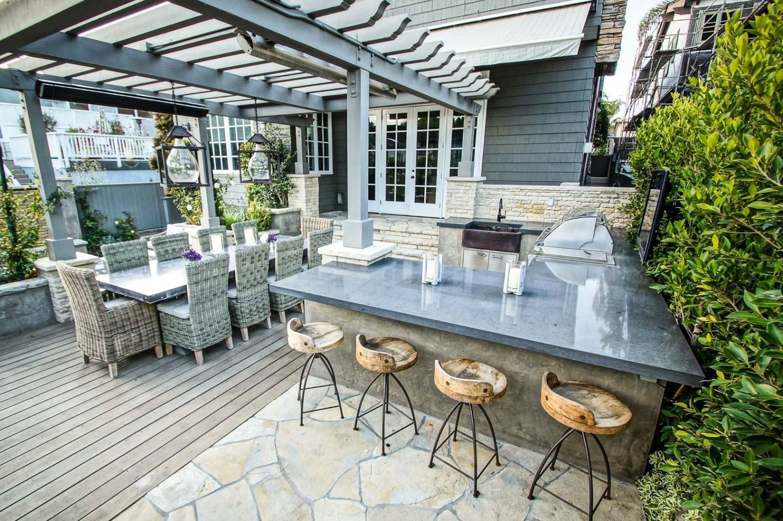 stijlvolle fauteuils en barkrukken op het terras
