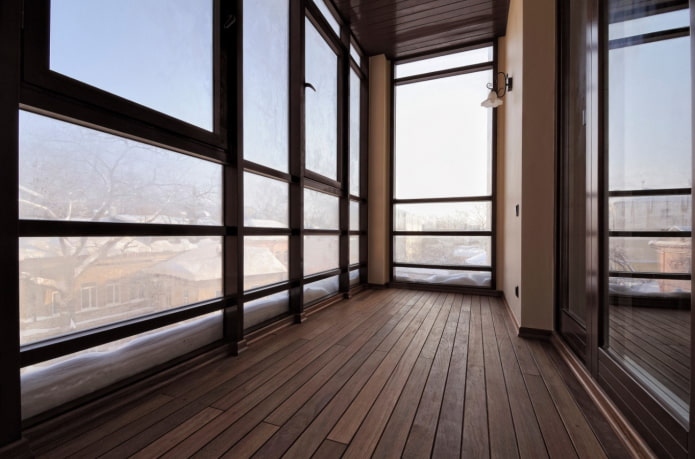 hoe de vloer op het balkon af te werken