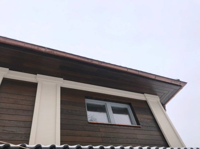 afwerking van de gevel met hout