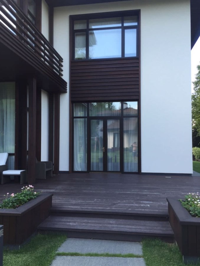 donker hout buiten het huis