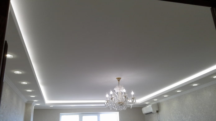 plafond met ledstrip en ingebouwde spots