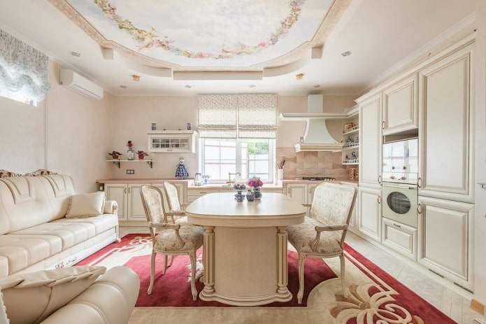 stoffen plafond met een patroon in het interieur van een ruime keuken