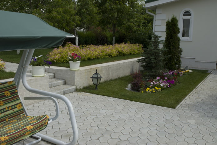 stoeptegels in de vorm van schubben