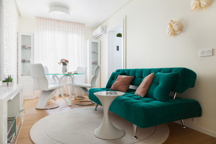 turquoise bank in het interieur