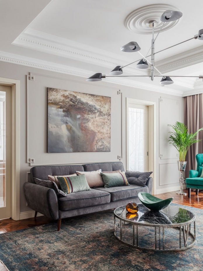 donkergrijze bank in een moderne stijl