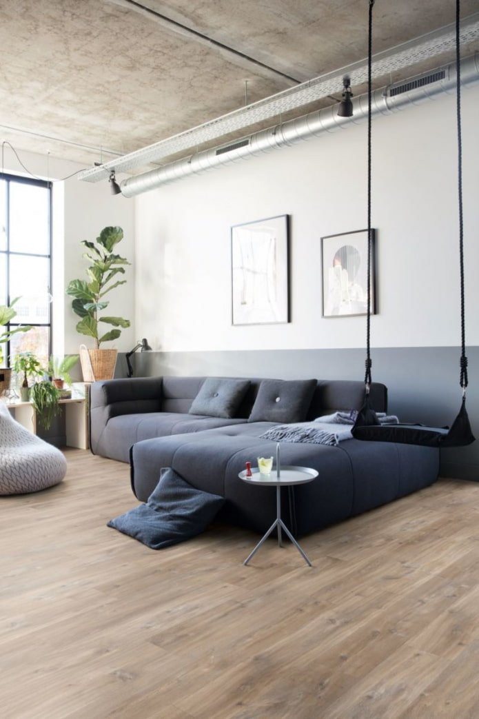 donkere bank in een lichte kamer