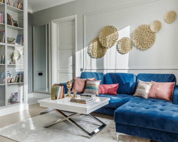 blauwe bank in Scandinavische stijl