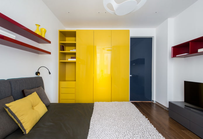 combinatie van deuren met muren in het interieur