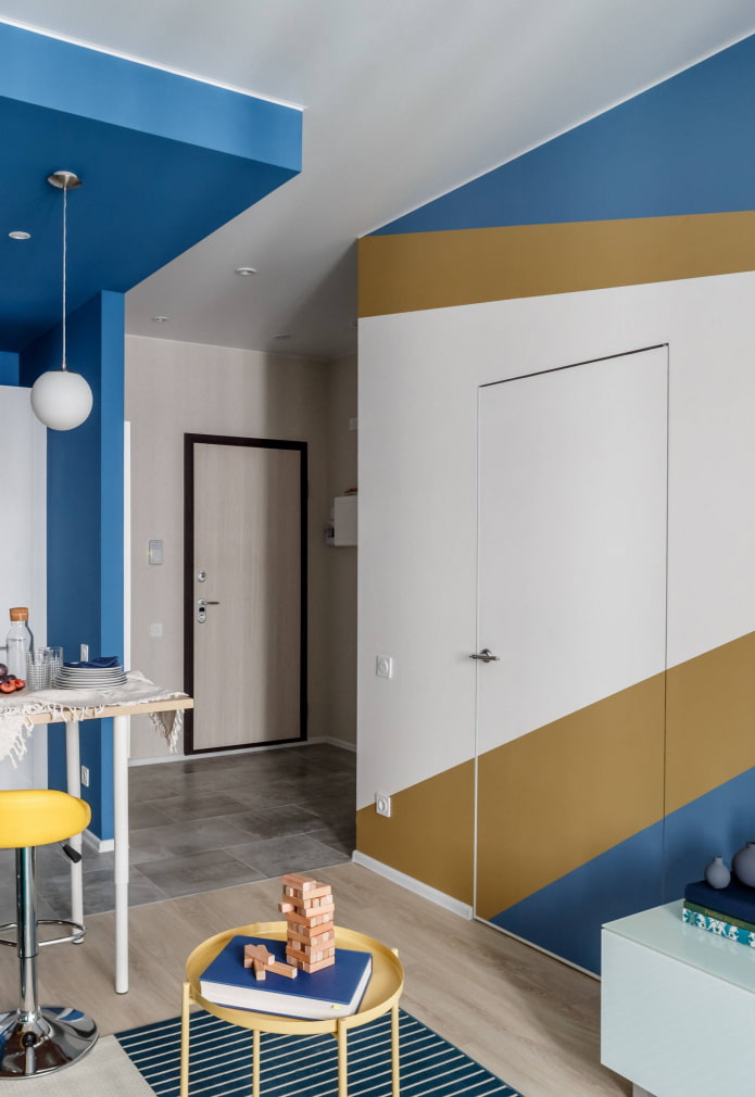 meerkleurige deuren in het interieur