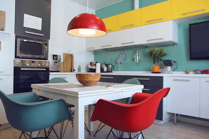 Koele keuken met warme accenten