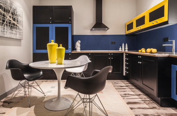 Combinatie van geel, zwart en blauw