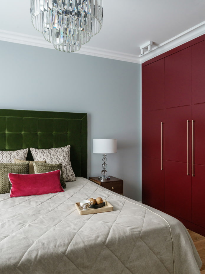 een combinatie van marsala en groen