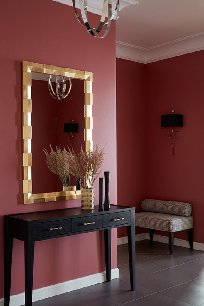 bordeauxrode muren in de gang