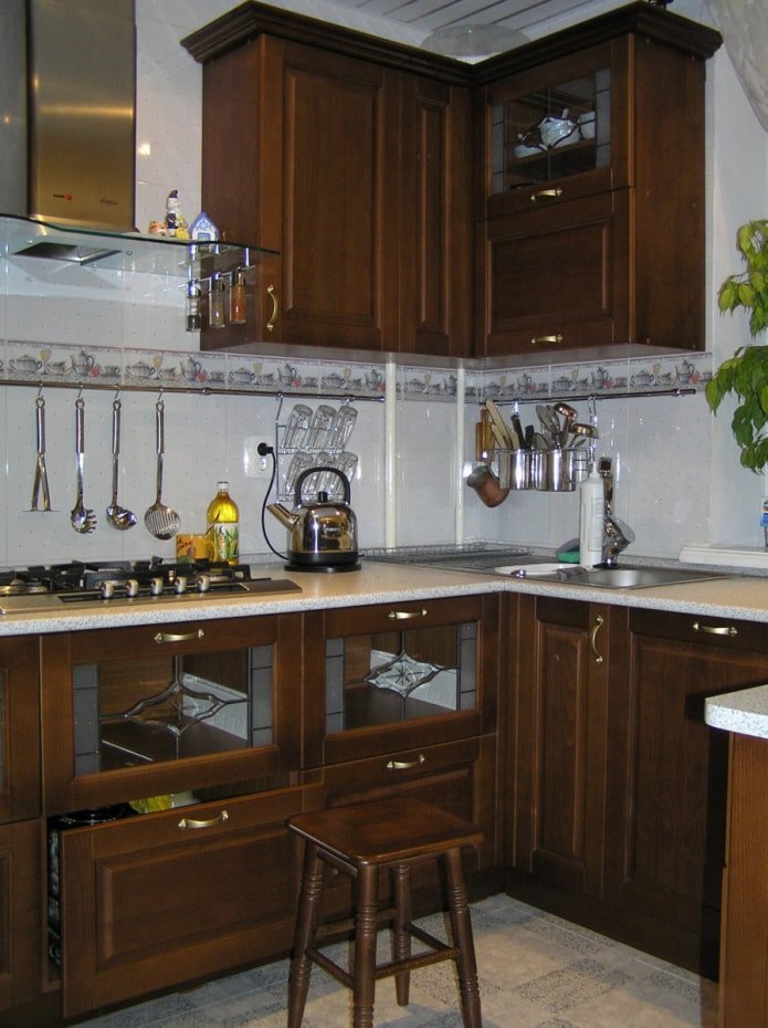 houten keuken met freeswerk