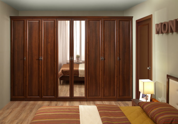 houten kledingkast langs de hele muur