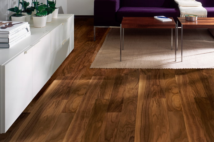 houten vloer in de woonkamer