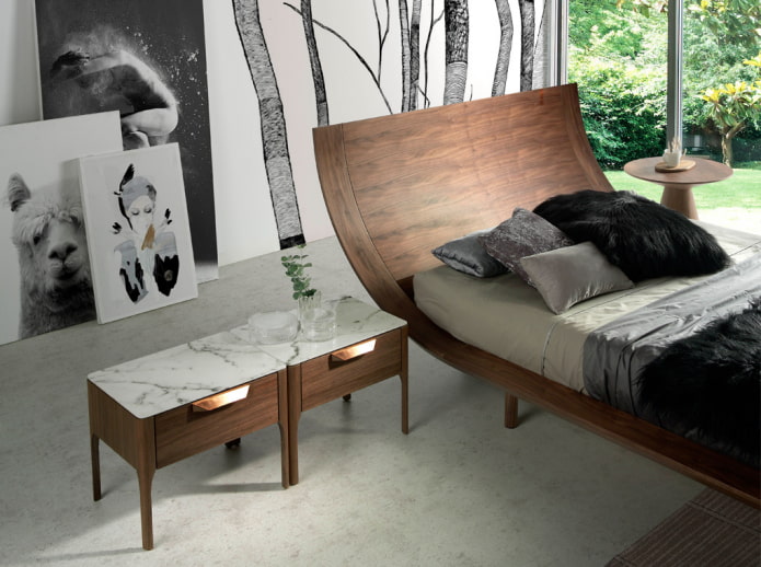 bed met gebogen hoofdeinde