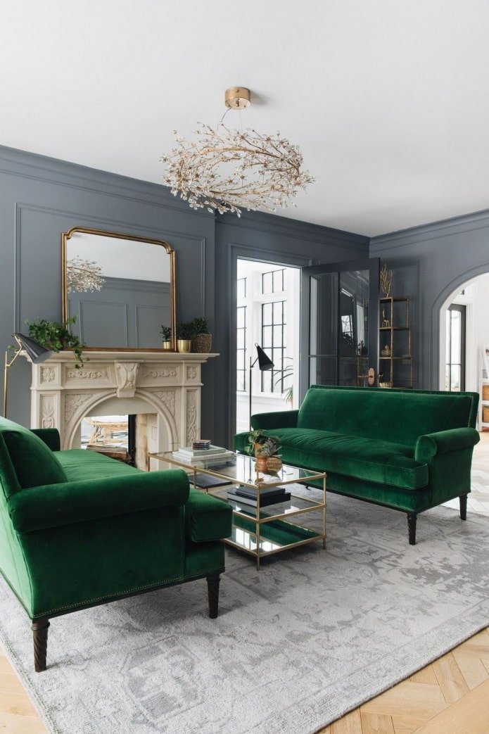 groene bank in de woonkamer