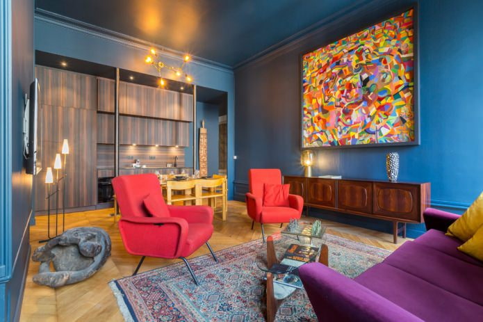 blauw plafond in de woonkamer