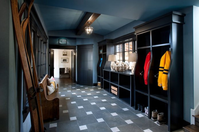 gang met een blauw plafond