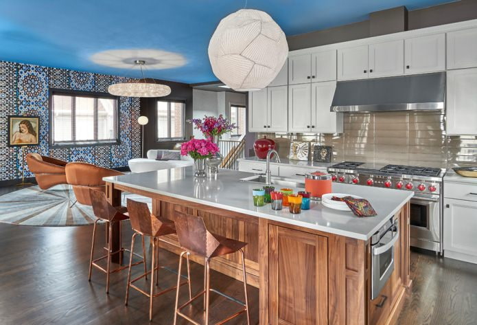 Blauw plafond in de keuken